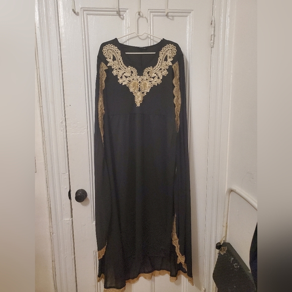 SHEIN Modely Plus Applique Detail Split Hem Cape Dress - Picture 3 of 8